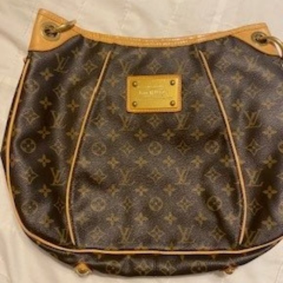 Louis Vuitton - Picture 1 of 3